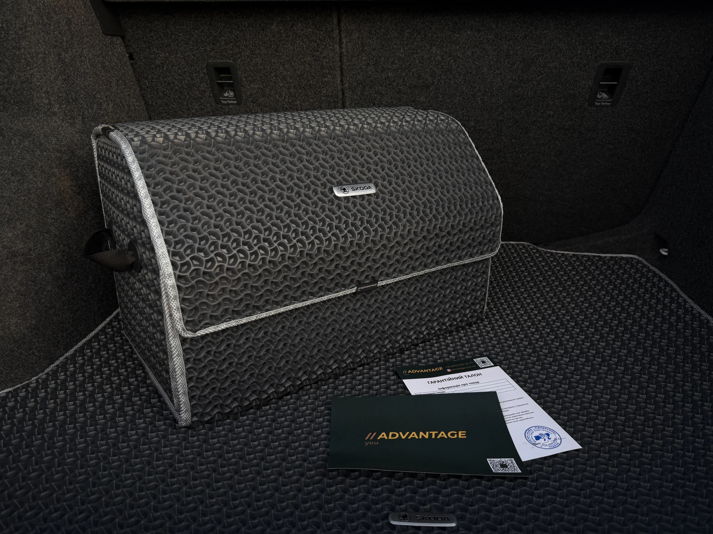 Range Rover біля озера з зеленим EVA-килимком у багажнику